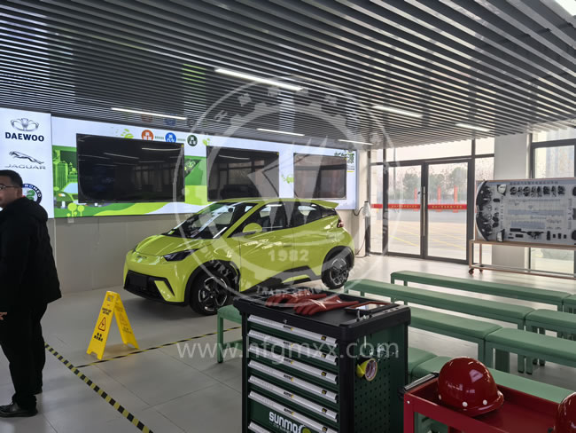 合肥工贸技工学校汽车维修实训室