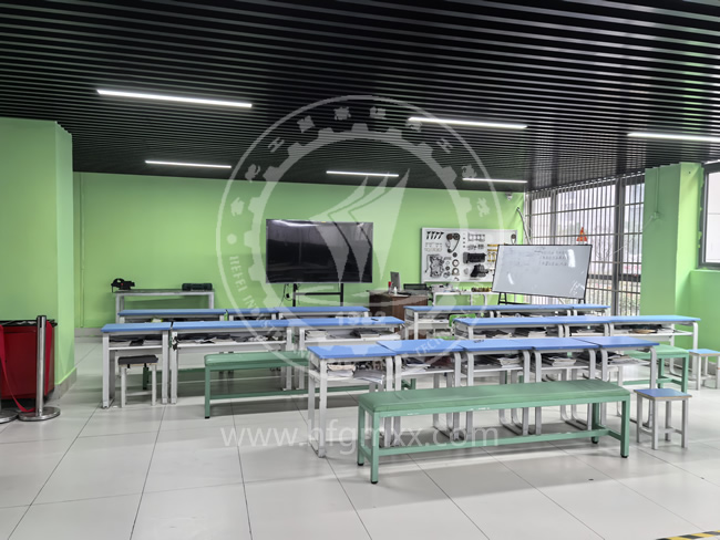 合肥工贸学校汽车装饰与美容专业实训室